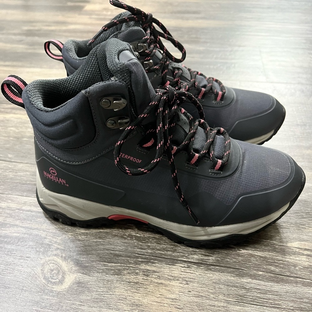 Women’s size 7 Magellan Hiking Boots